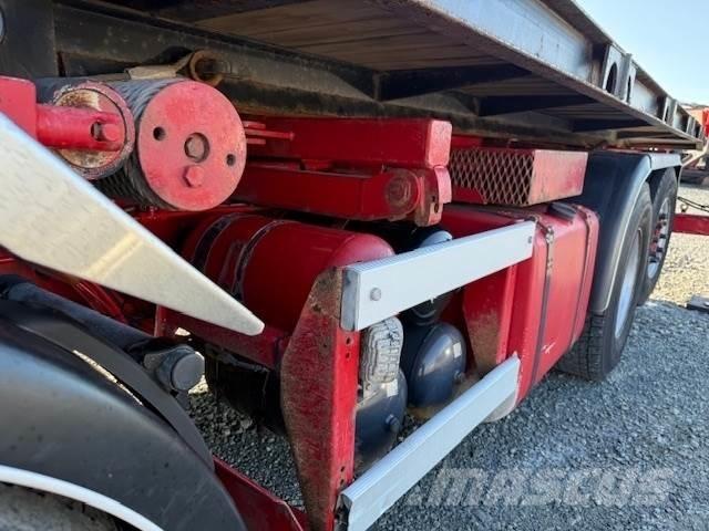 Scania R124G Camion plateau ridelle avec grue