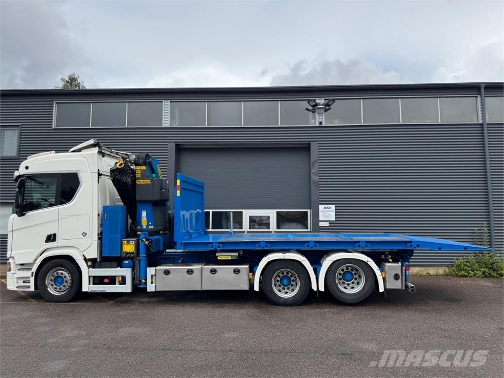 Scania R580 6X2 Camion plateau ridelle avec grue
