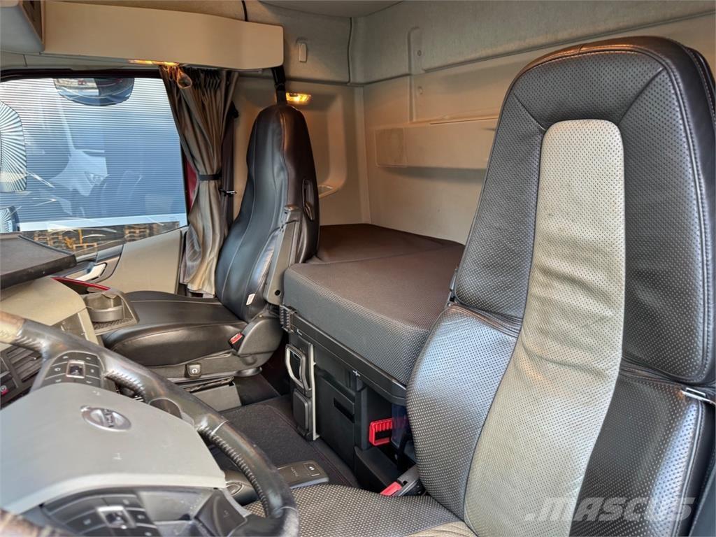 Volvo FH540 8X4 Camion plateau ridelle avec grue