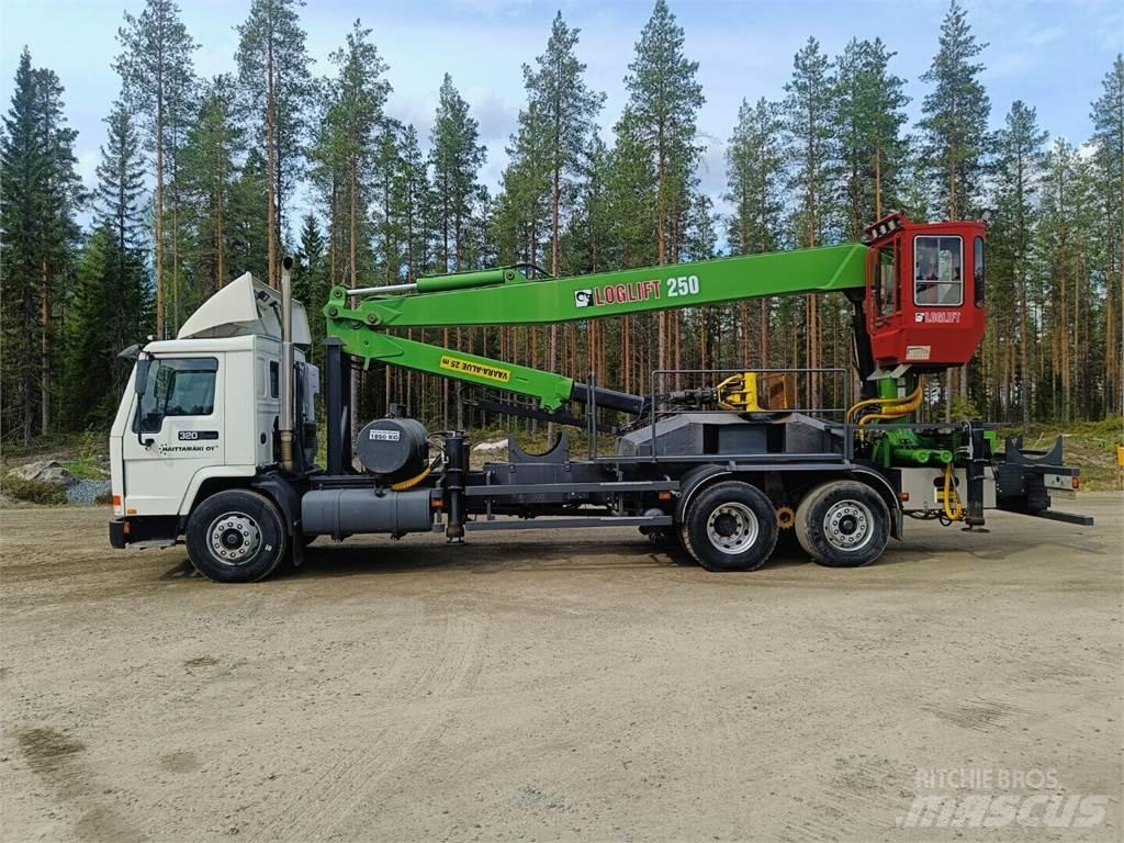 Volvo FL10 Camion plateau ridelle avec grue