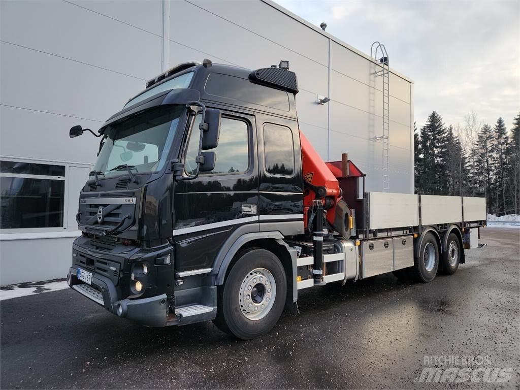Volvo FMX Camion plateau ridelle avec grue