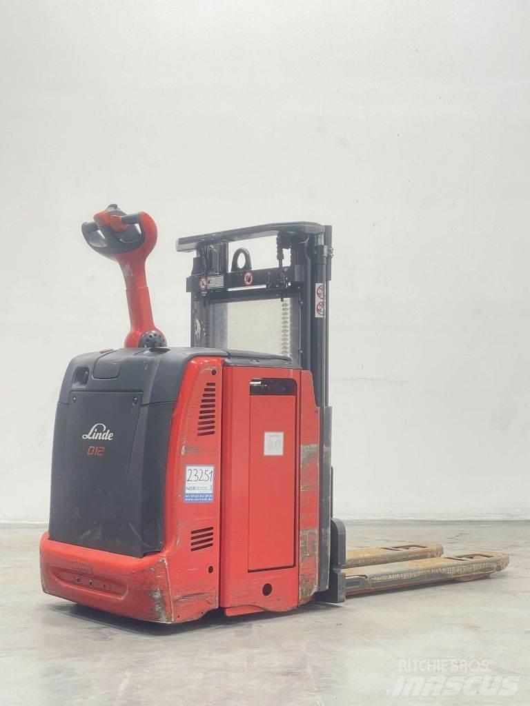 Linde D12-133 Gerbeur accompagnant