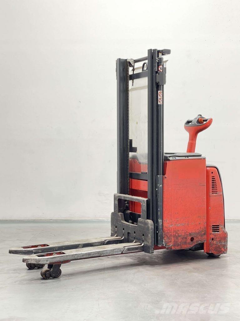 Linde D12-133 Gerbeur accompagnant