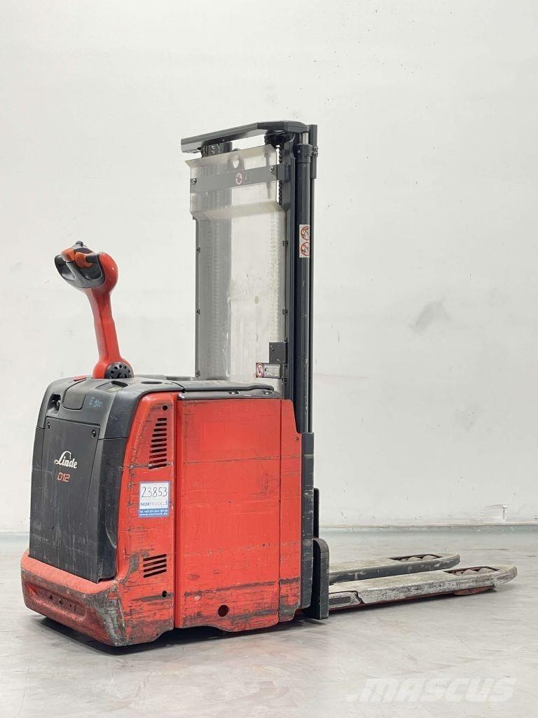 Linde D12-133 Gerbeur accompagnant