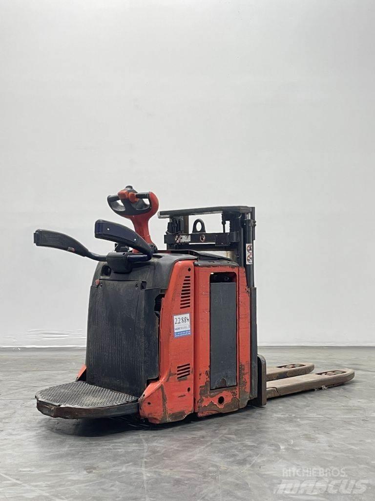 Linde D12AP-133 Gerbeur accompagnant