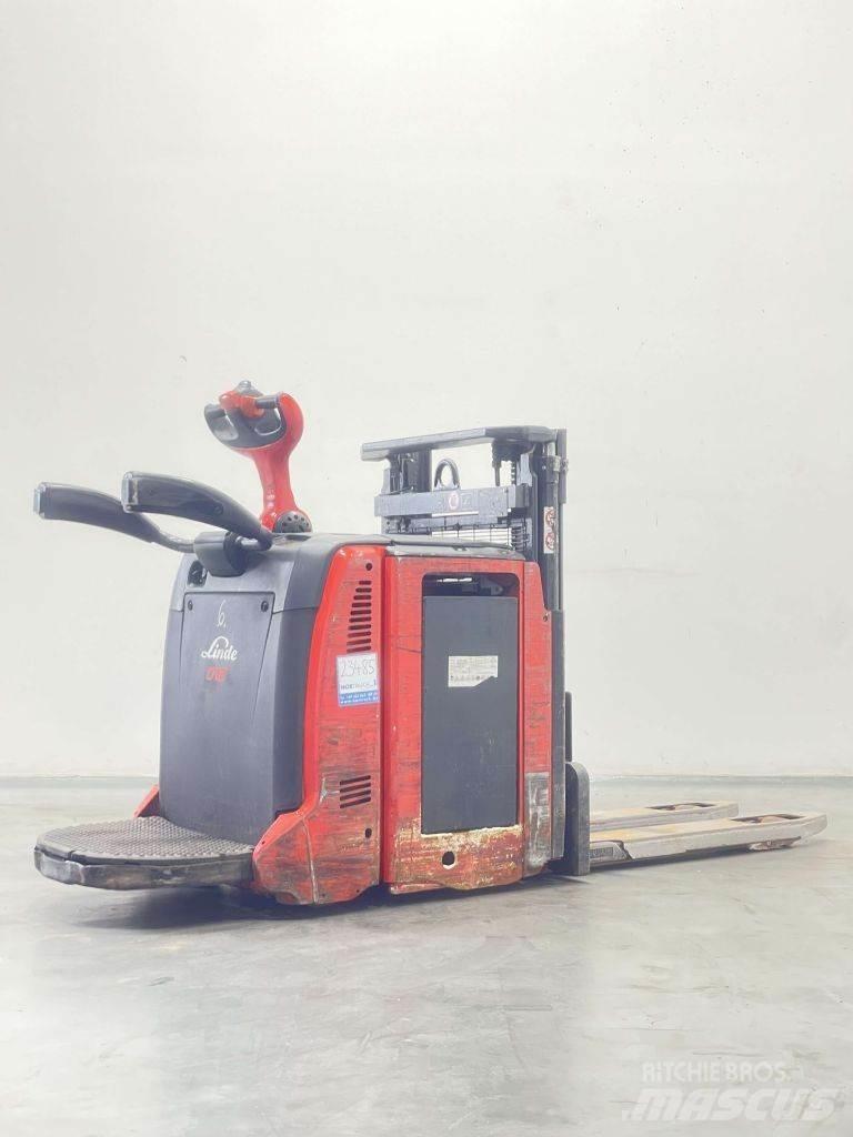 Linde D12AP-133 Gerbeur accompagnant