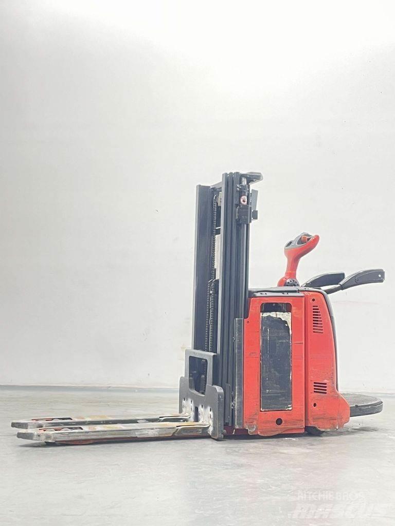 Linde D12AP-133 Gerbeur accompagnant