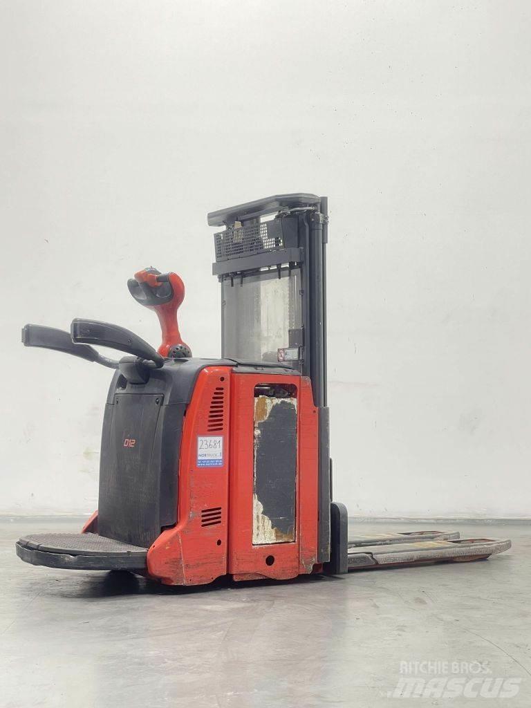 Linde D12AP-133 Gerbeur accompagnant