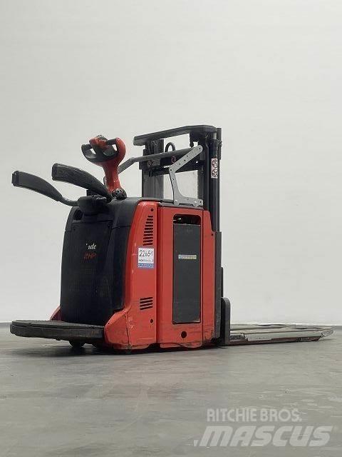 Linde D12HPAP Gerbeur accompagnant