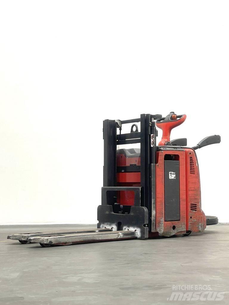 Linde D12HPAP Gerbeur accompagnant