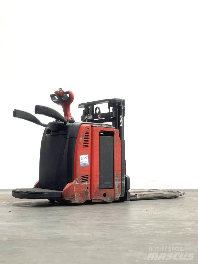 Linde D12HPAP Gerbeur accompagnant