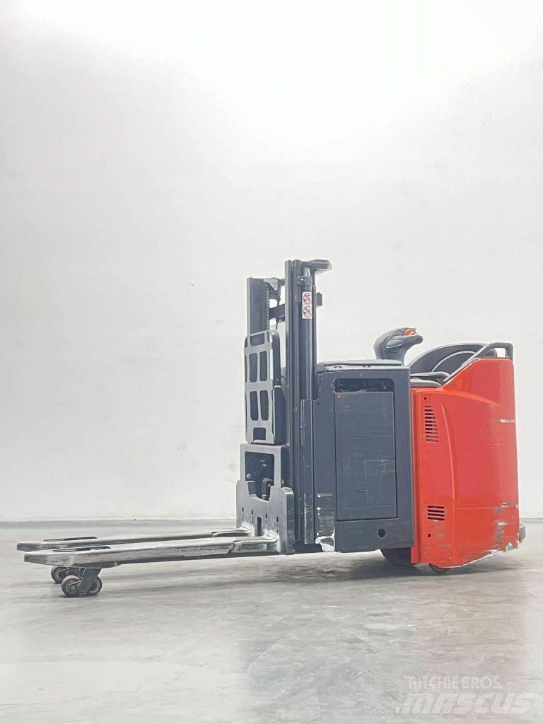 Linde D12HPSP-133 Gerbeur accompagnant