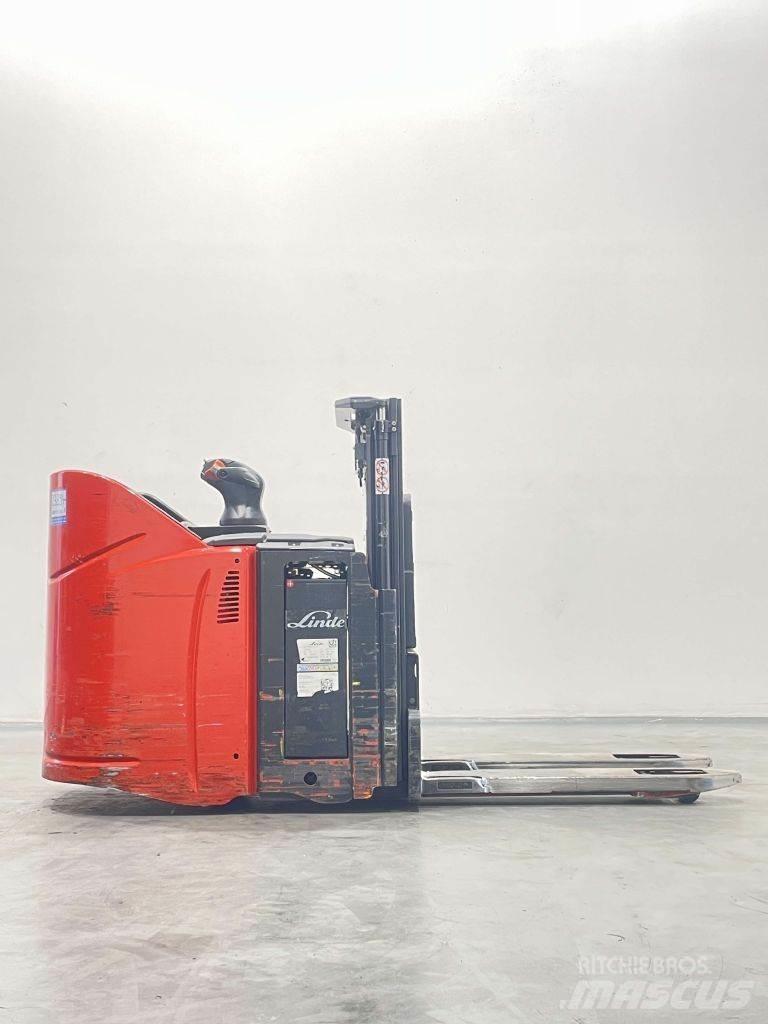 Linde D12SPHP-133 Gerbeur accompagnant