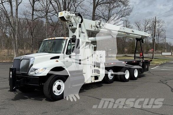 Altec AC26-103B Camion plateau ridelle avec grue
