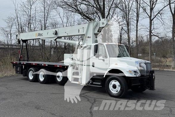 Altec AC26-103B Camion plateau ridelle avec grue