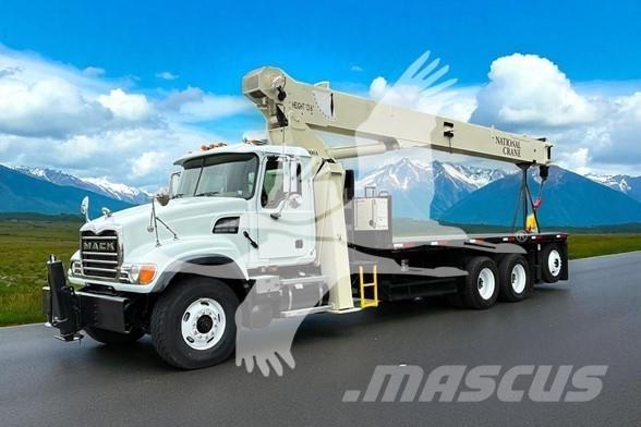 National 900A Camion plateau ridelle avec grue