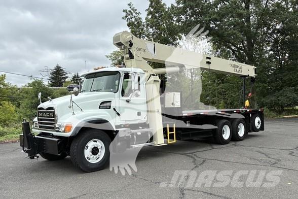 National 900A Camion plateau ridelle avec grue