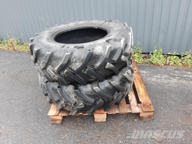  2 ST 340/85-24 DÄCK 50% Pneus, roues et jantes