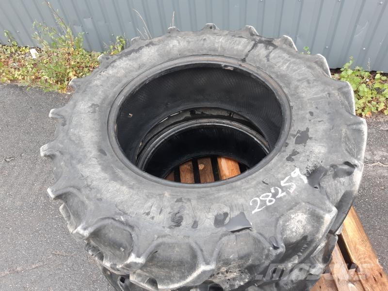  2 ST 340/85-24 DÄCK 50% Pneus, roues et jantes