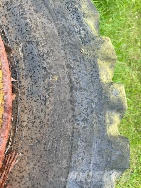  4ST LASTMASKINSDÄCK Pneus, roues et jantes