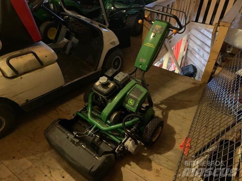John Deere 220 Tondeuses montées