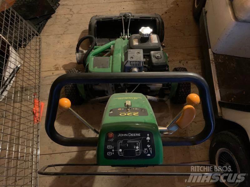 John Deere 220 Tondeuses montées