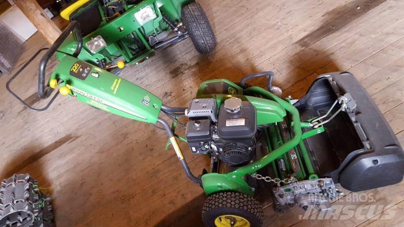 John Deere 220 Tondeuses montées