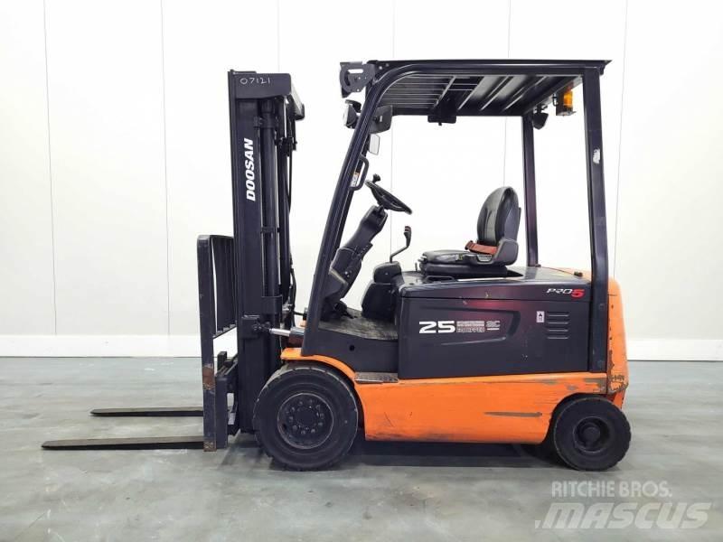 Doosan B25X-5 Chariots élévateurs électriques