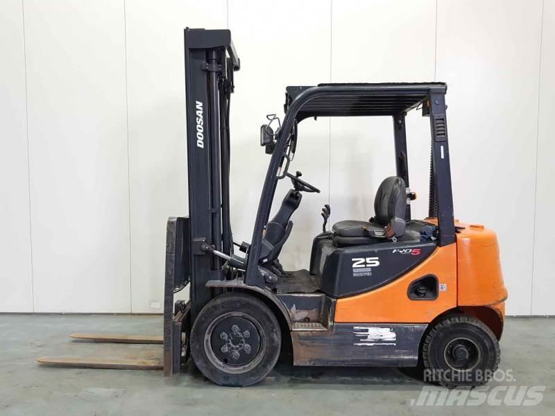 Doosan D25S-5 Chariots diesel