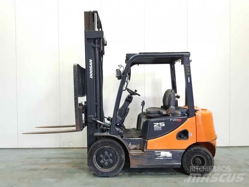 Doosan D25S-5 Chariots diesel