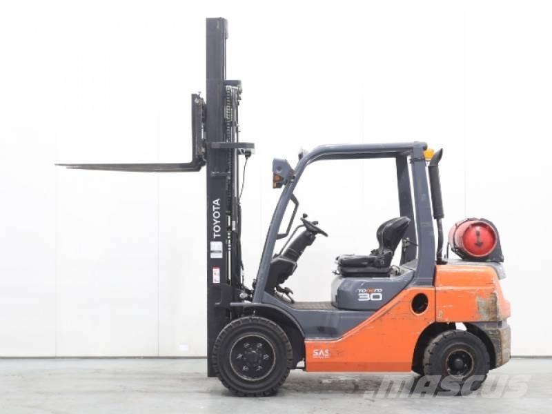 Toyota 02-8FGF30 Chariots GPL