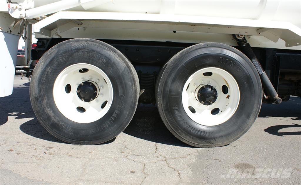 Mack LEU613 Camion poubelle