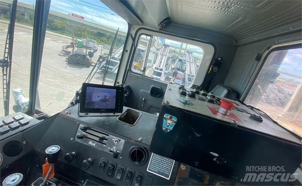 Mack MR688S Camion poubelle