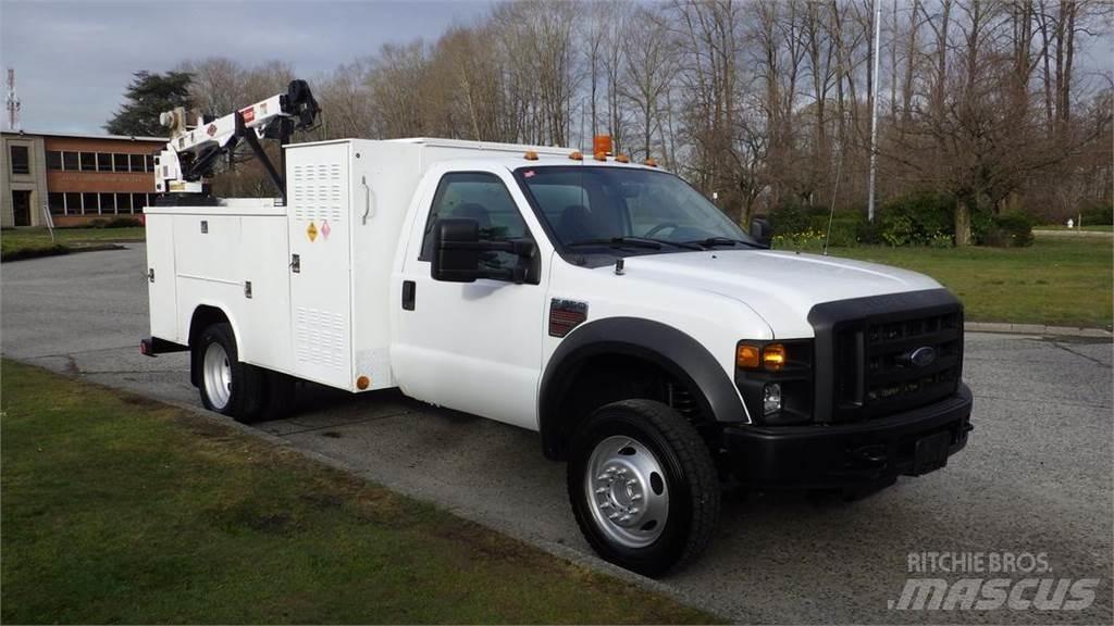 Ford F-550 Camion plateau ridelle avec grue