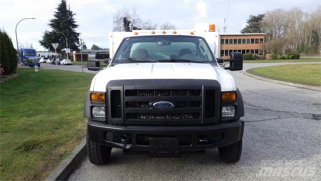 Ford F-550 Camion plateau ridelle avec grue