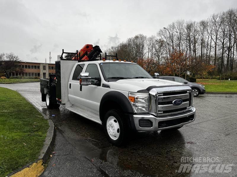 Ford F-550 Camion plateau ridelle avec grue