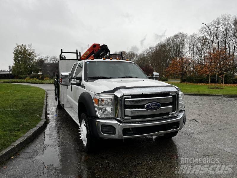 Ford F-550 Camion plateau ridelle avec grue