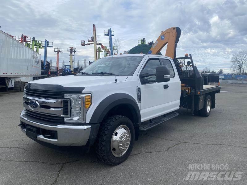 Ford F-550 Camion plateau ridelle avec grue