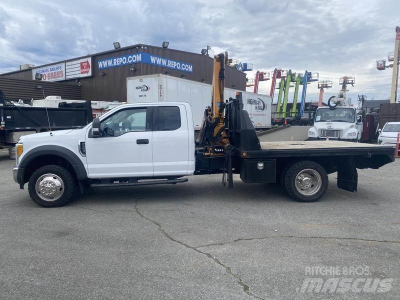 Ford F-550 Camion plateau ridelle avec grue