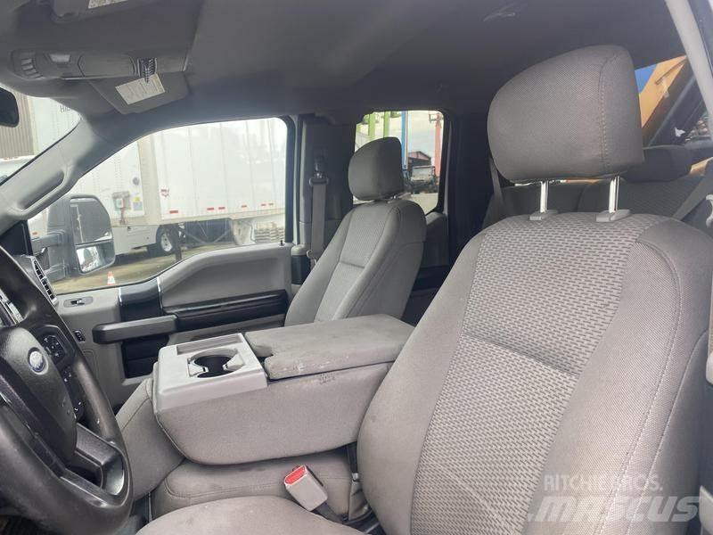 Ford F-550 Camion plateau ridelle avec grue