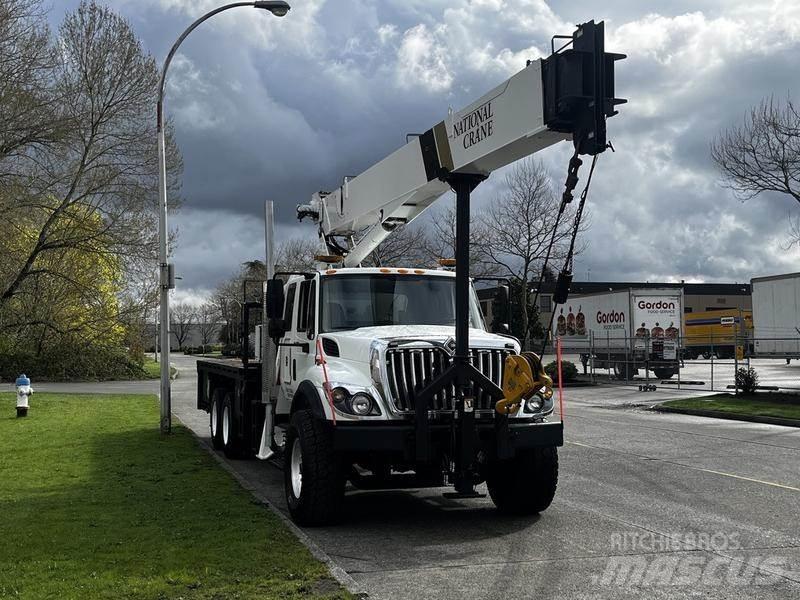 International 7500 Camion plateau ridelle avec grue