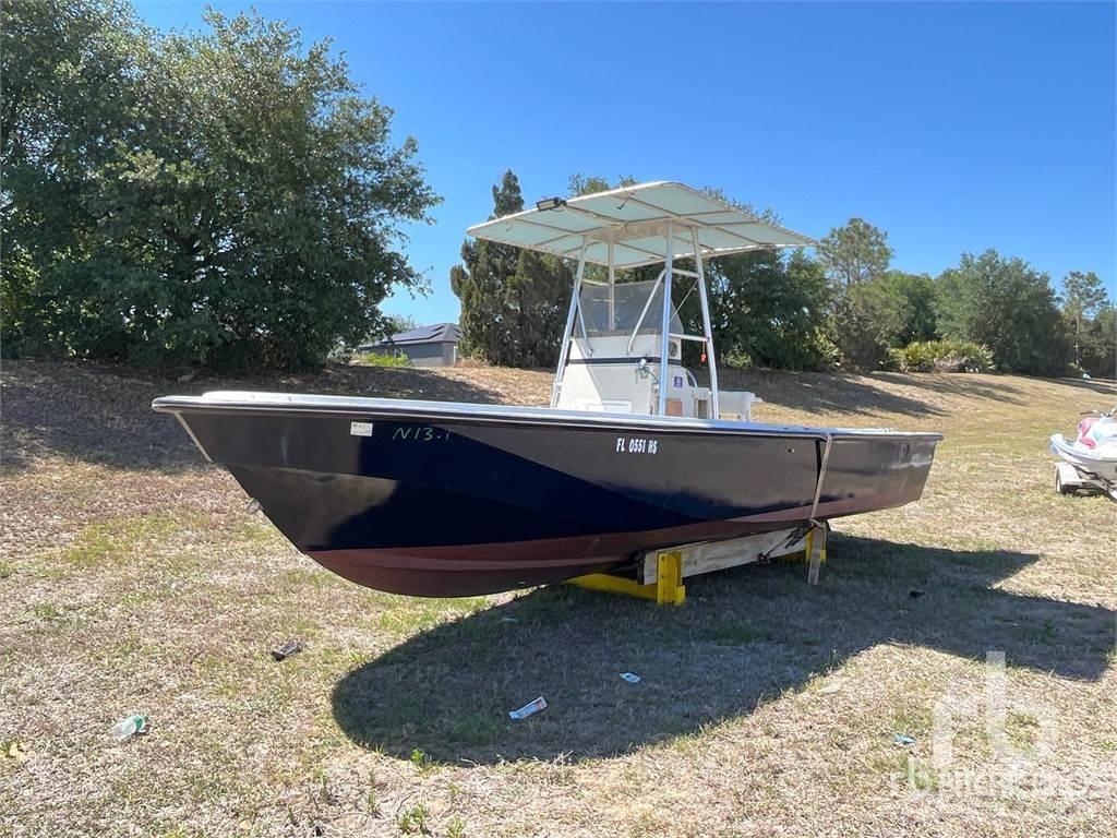  BOSTON WHALER Bateaux de travail, barges et pontons