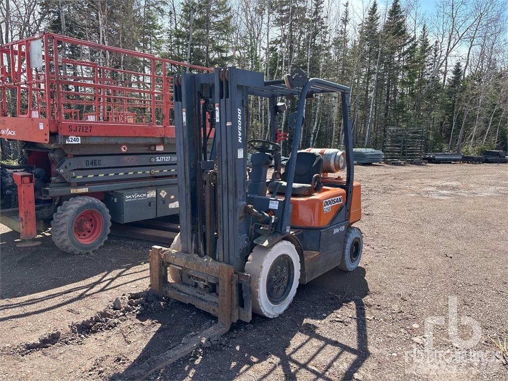 Doosan G25E-3 Chariots diesel