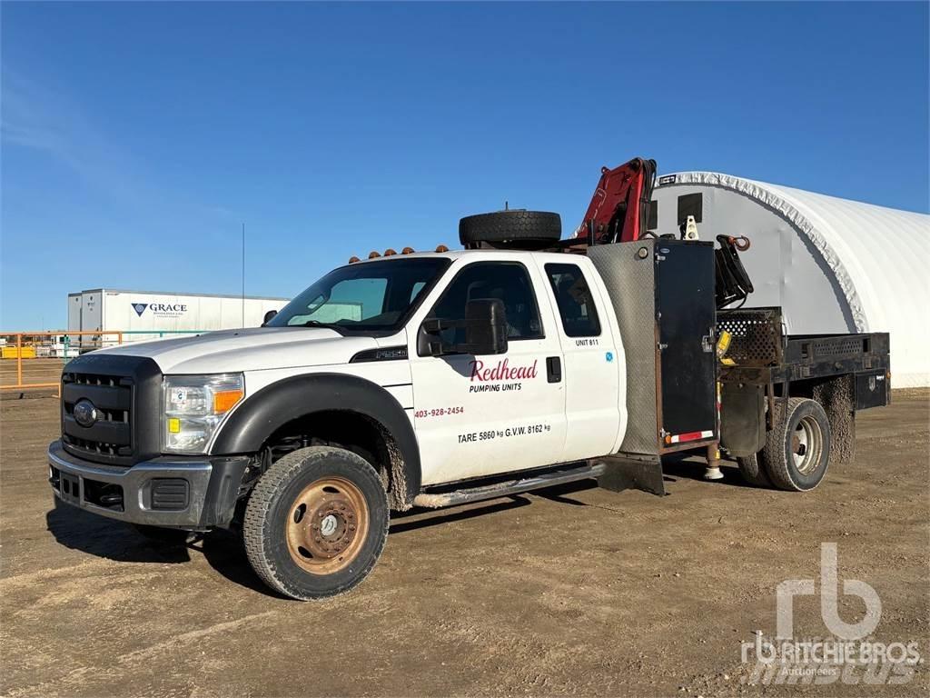 Ford F-550 Camion plateau ridelle avec grue