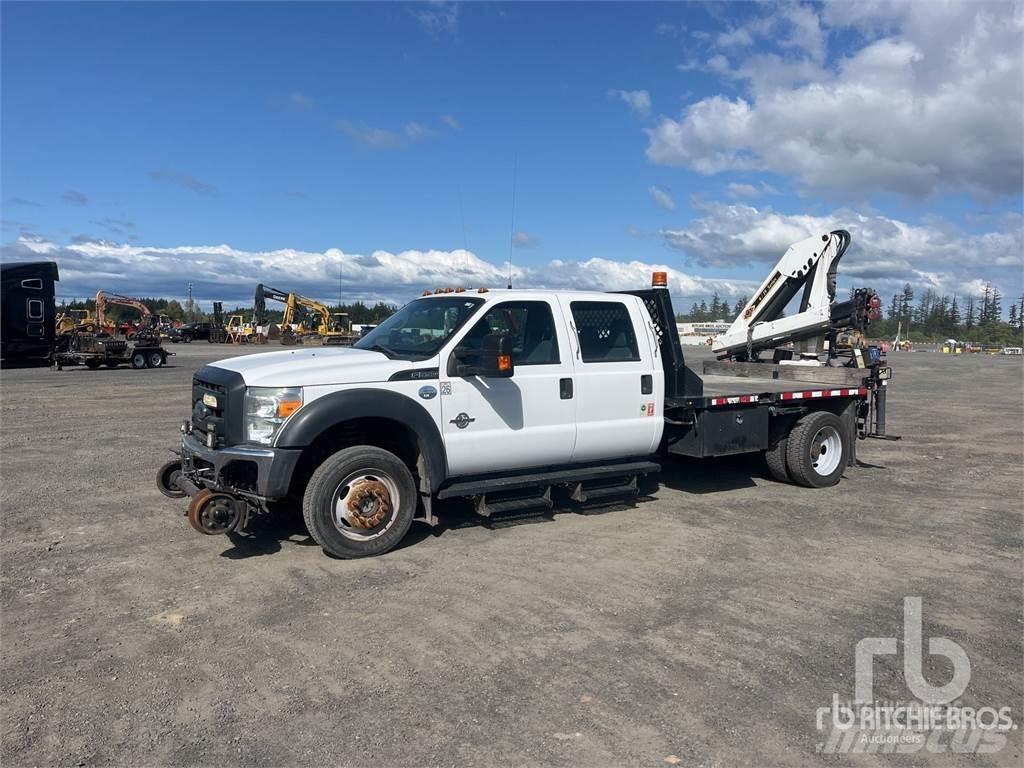 Ford F-550 Camion plateau ridelle avec grue