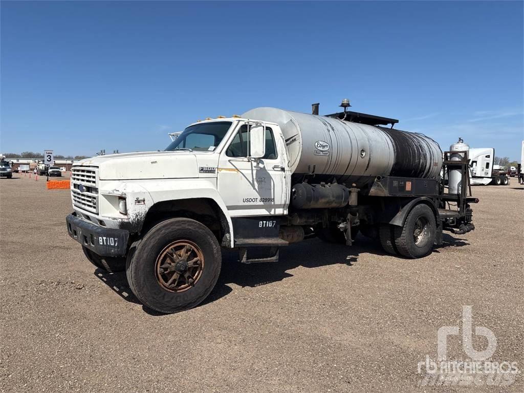 Ford F800 Pulvérisateur pour bitume