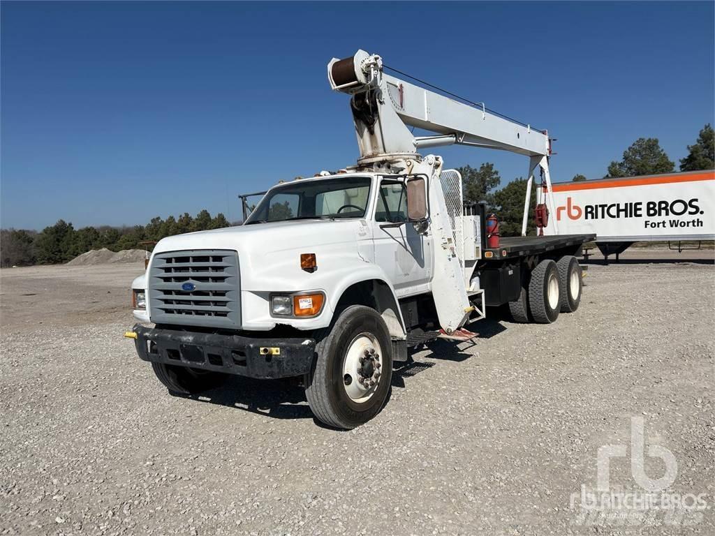 Ford FT900F Camion plateau ridelle avec grue