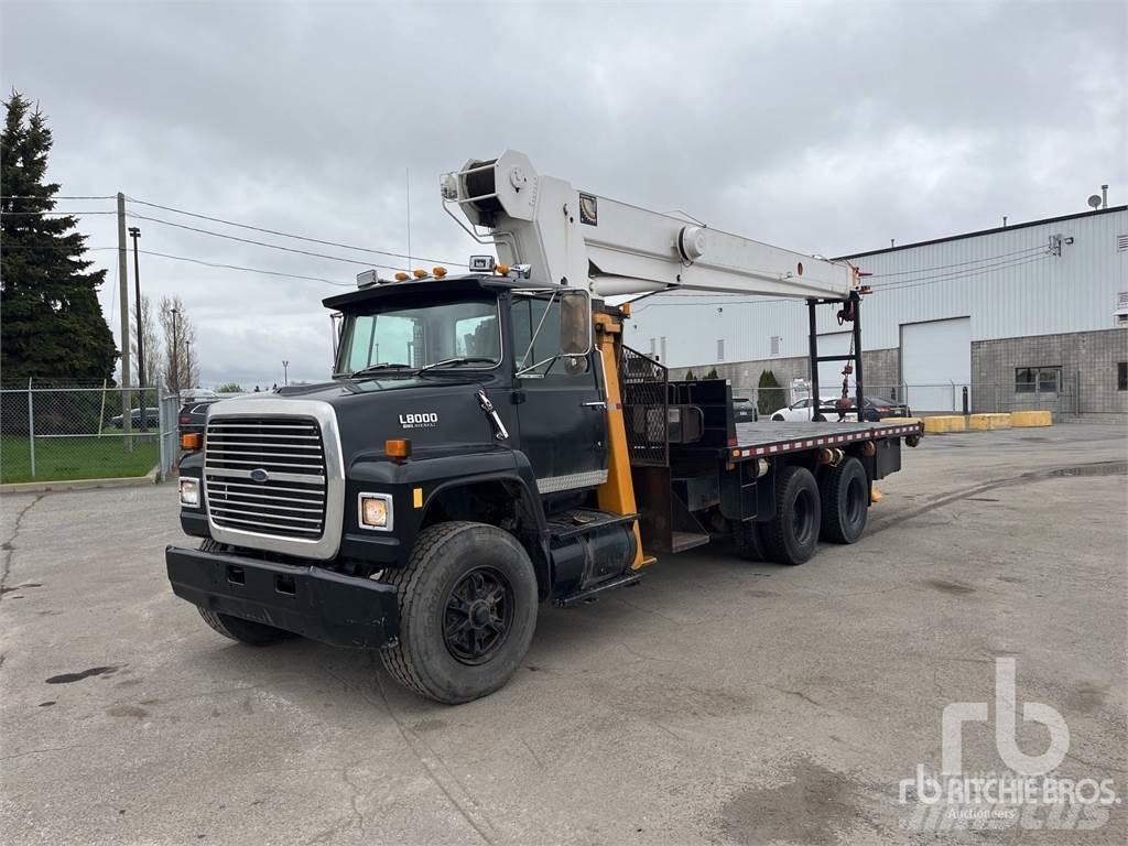 Ford L8000 Camion plateau ridelle avec grue