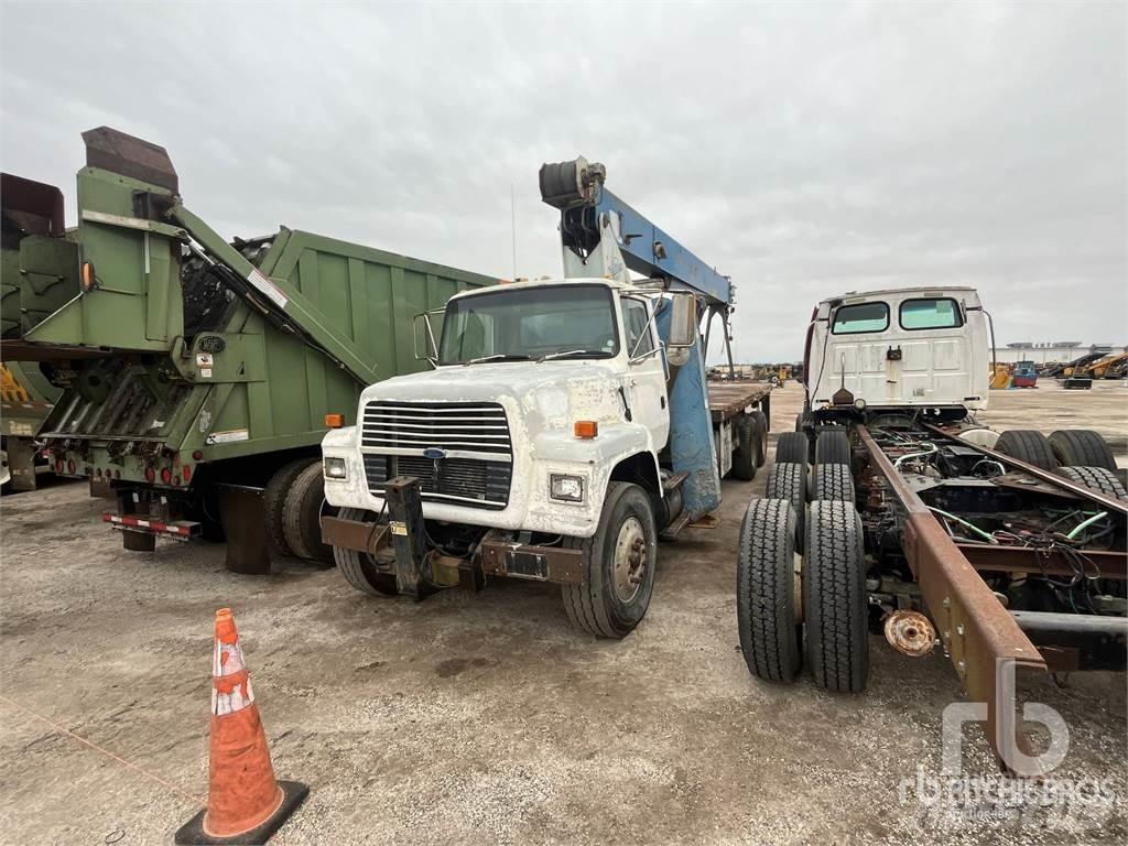 Ford LNT8000 Camion plateau ridelle avec grue
