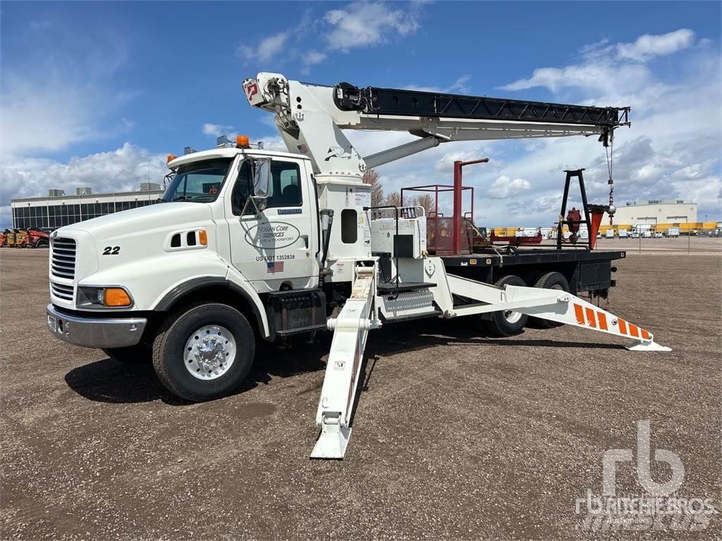 Ford LT9000 Camion plateau ridelle avec grue